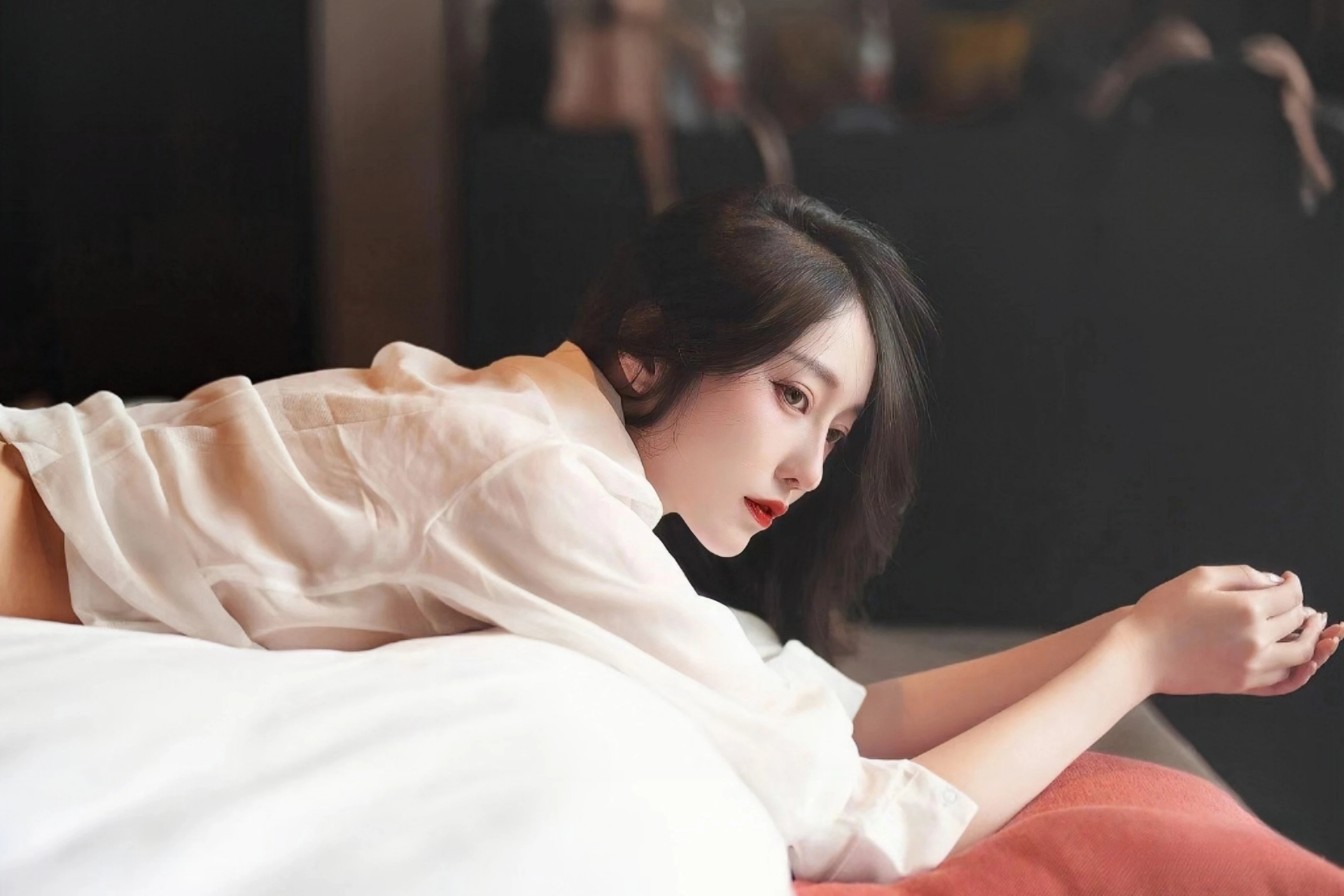 归国华侨心系香云纱 展现东方“软黄金”之美